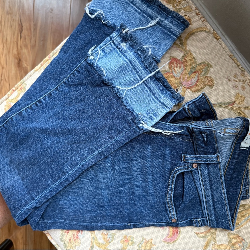 Stylish Blue Denim Jeans with Frayed Hem